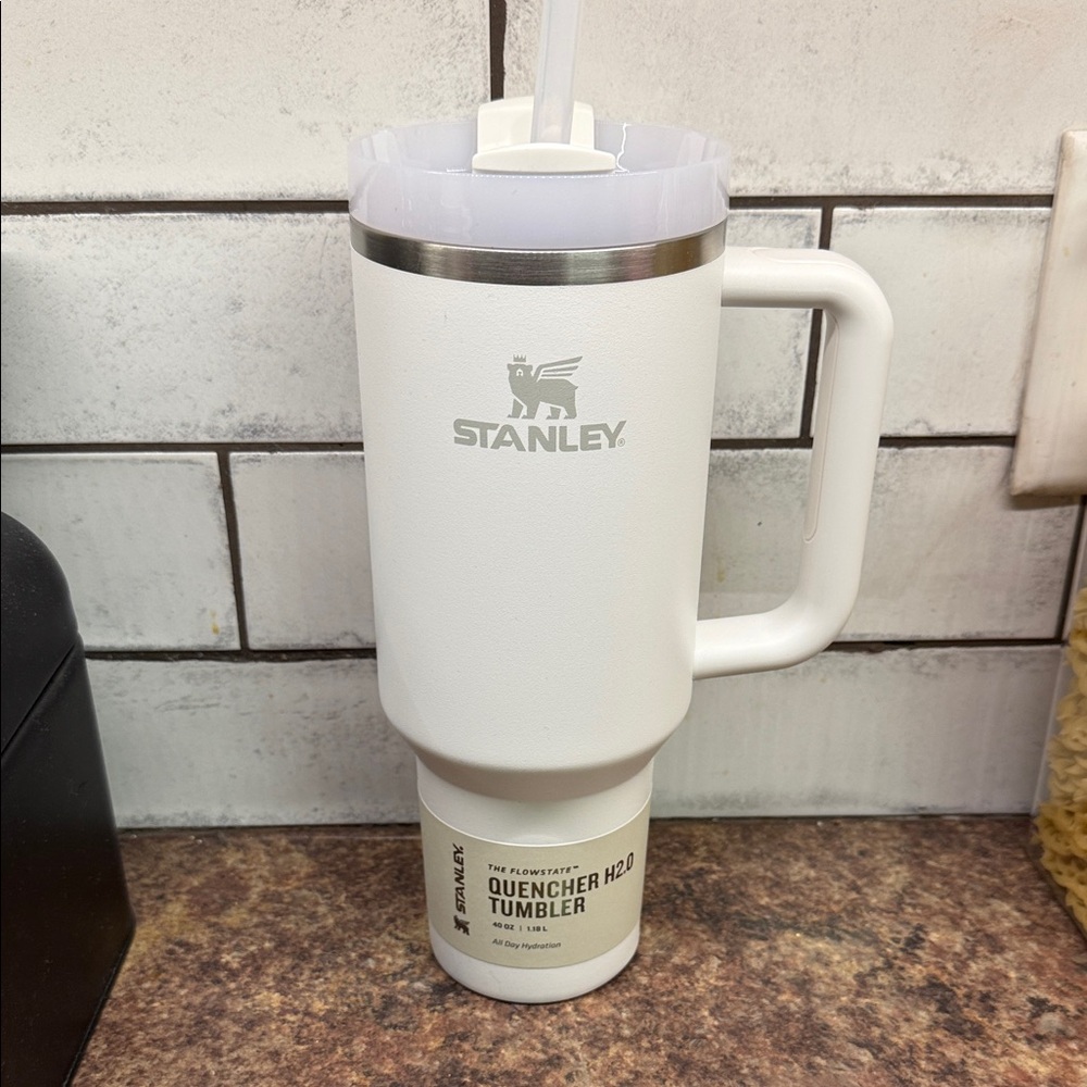 Stanley White Insulated Quencher H2.0 Tumbler with Handle